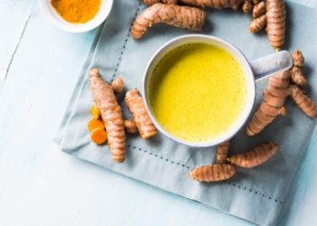 „Złote mleko” – magiczny napój Indii – skuteczny „shot” na odporność